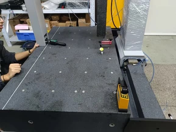 Polaris Classic installation guide photograph showing a level-check setup on a granite CMM table